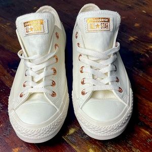 Converse All Star. White. Mens 7 Ladies 9